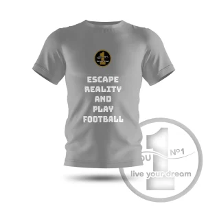 Camiseta “Escape reality and play football” cinza